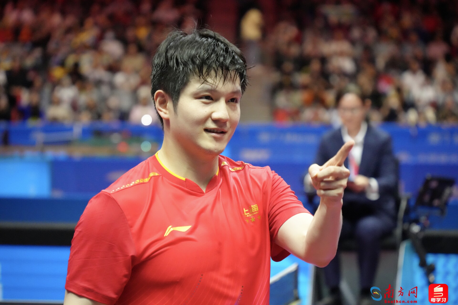 樊振东庆祝胜利。</p><p><img dir=